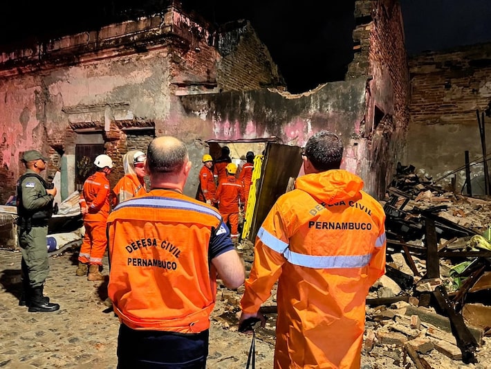 Duas pessoas morrem após casarão desabar durante forte chuva no Recife