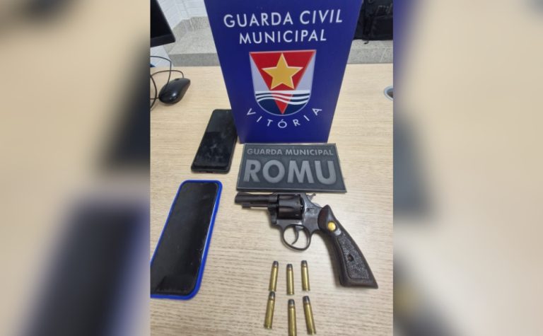 Dupla é presa ao tentar subornar guardas com arma ilegal
