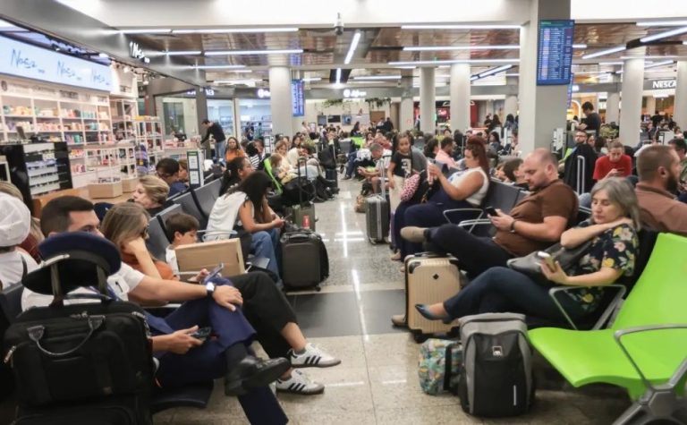 Empresas aéreas dizem prestar apoio a passageiros afetados por falha em SP