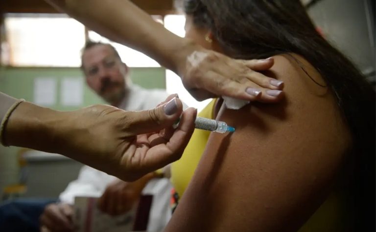 Empresas deverão orientar trabalhadores sobre vacina e exames de câncer; entenda