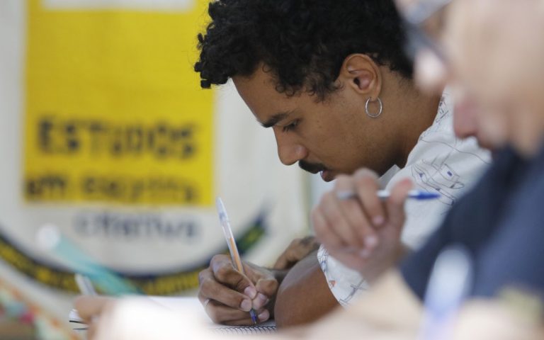 Entre cafés e cadernos, histórias ganham voz em Areias