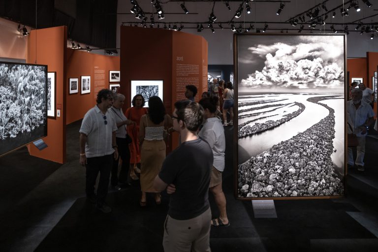 Exposição “Amazônia”, de Sebastião Salgado, movimenta o Cais das Artes, em Vitória