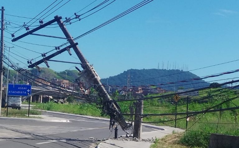 Faixa da Rod. Darly Santos, em Vila Velha, é interditada após caminhão puxar fiação