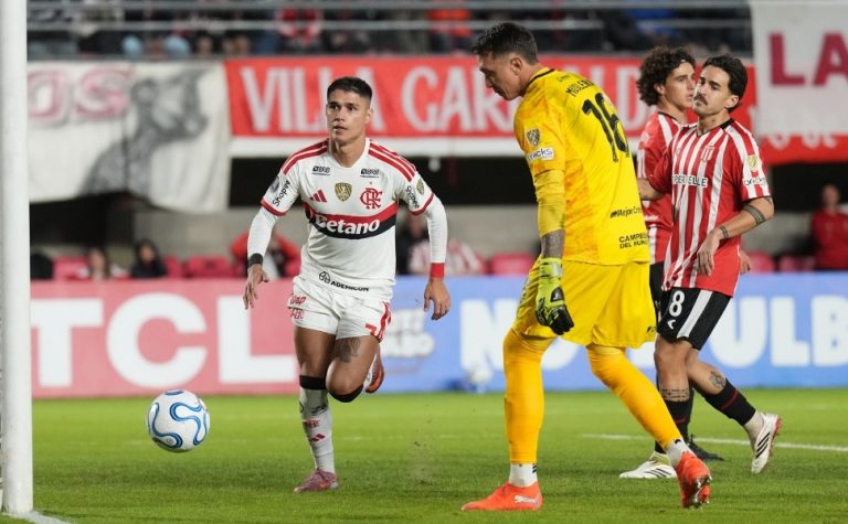 Flamengo empata com Estudiantes e segue tranquilo na Libertadores