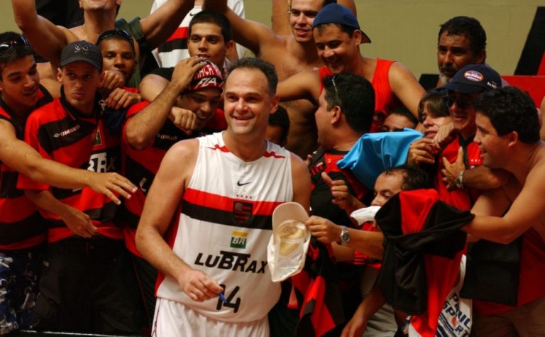 Flamengo eterniza camisa 14 do basquete em tributo a Oscar Schmidt