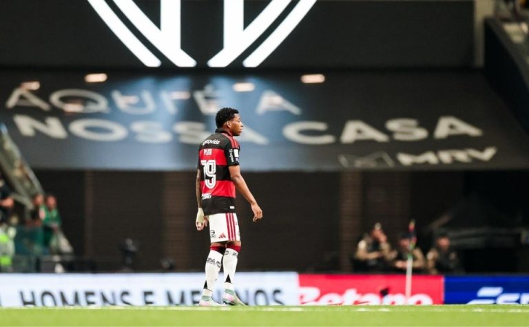Flamengo passeia com direito a golaço de Plata e amplia crise no Atlético-MG