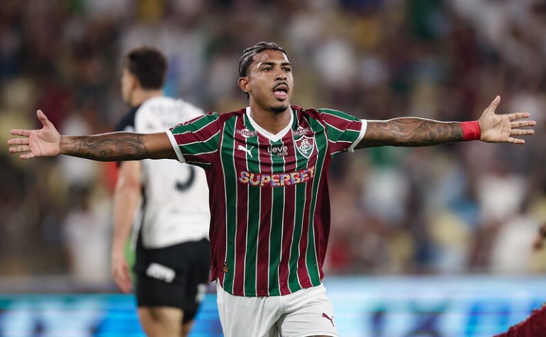 Fluminense atropela o Corinthians em noite com briga e gesto obsceno