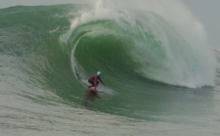 Força feminina nas ondas gigantes de Guarapari