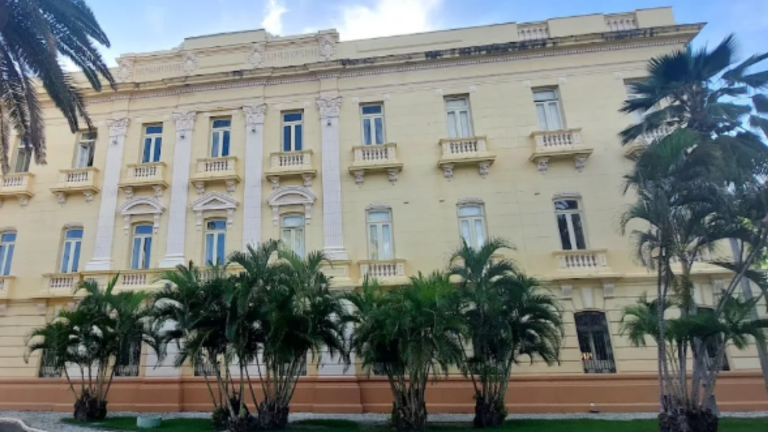 Governo de Pernambuco oficializa saída de secretários para disputa eleitoral