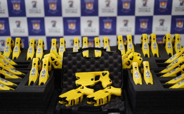 Guarda de Vitória recebe 150 novas armas de choque para reforço na segurança