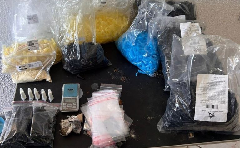 Homem é preso com mais de 450 pinos de cocaína na Serra