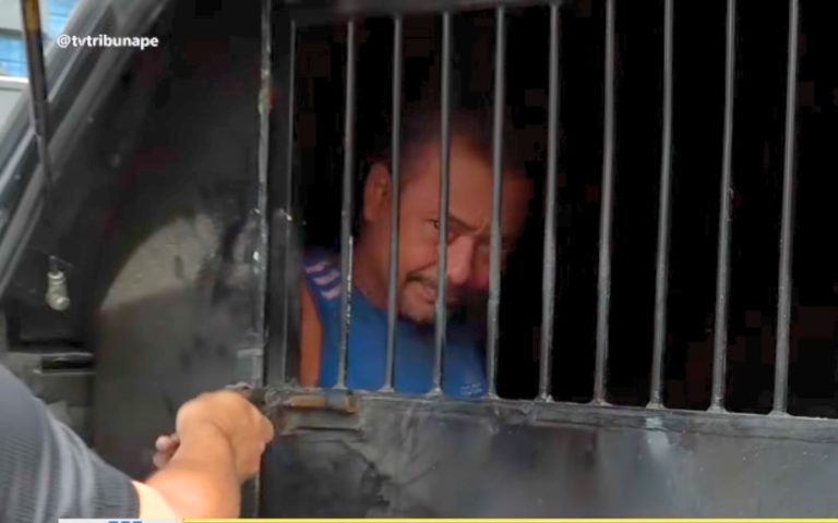 Homem joga água quente, esfaqueia e dá marteladas em ex-mulher por ciúmes