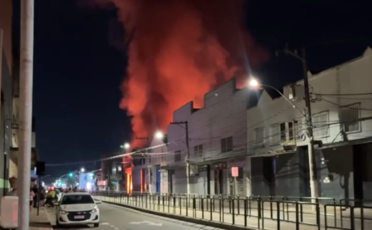 VÍDEO | Incêndio de grandes proporções atinge galpão com móveis em Cariacica