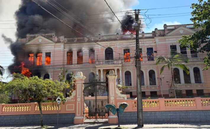 Incêndio atinge prédio histórico de instituto de educação no Paraná; veja imagens