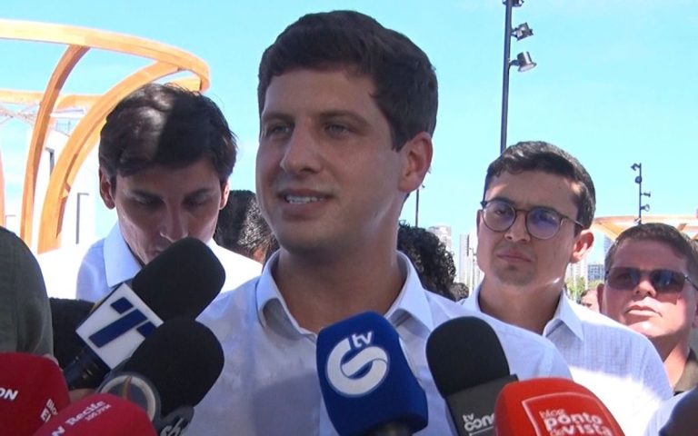 João Campos fala em “olhar pelo para-brisa” e diz que fez mais que antecessores