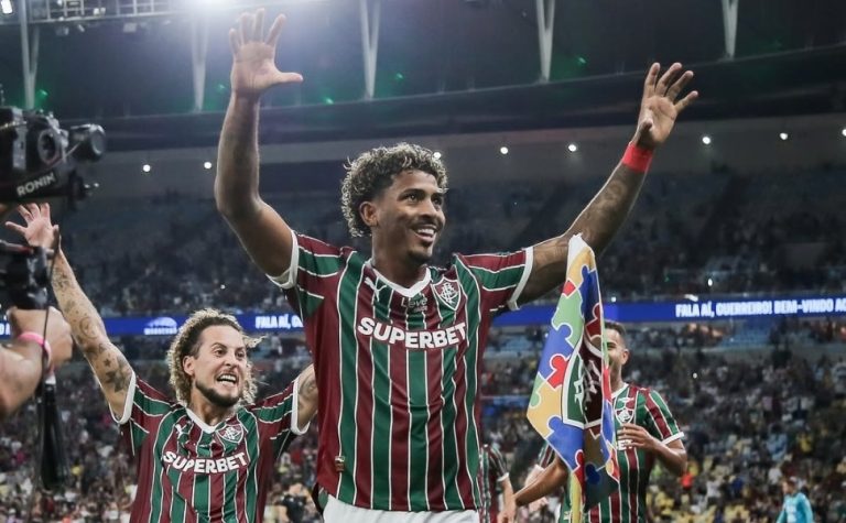 John Kennedy decide, Fluminense vence Chape e se mantém perto dos líderes