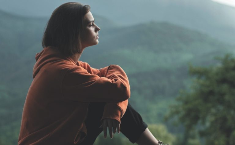 Jovens têm se sentido mais sozinhos do que os idosos