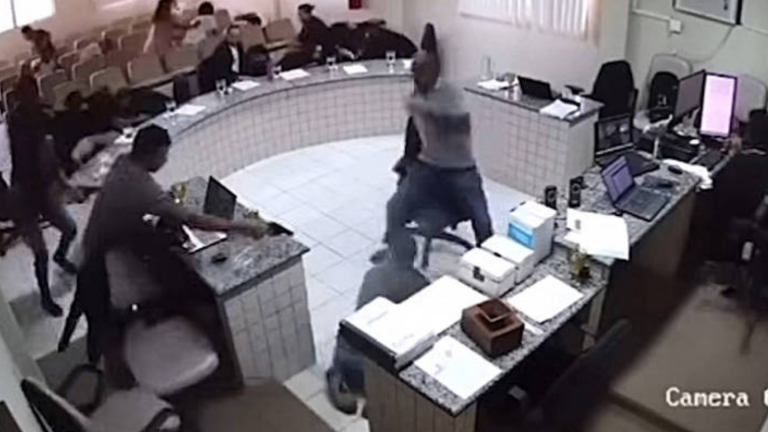 Justiça absolve homem que atirou em réu dentro de tribunal