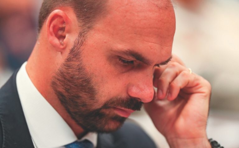 Líder do PT pede a prisão de Eduardo Bolsonaro
