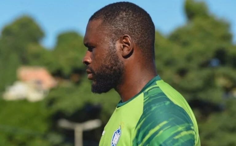Lucão celebra titularidade no gol do Vitória