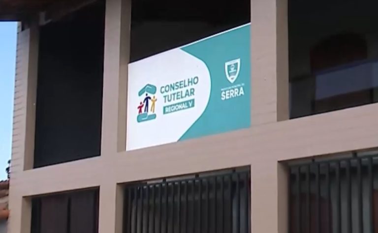 Mãe é acusada de abandonar os quatro filhos em casa para ir à um bar