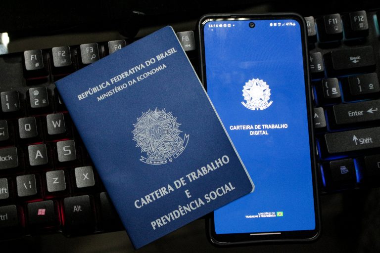 Maioria dos brasileiros, incluindo jovens, prioriza a CLT ao buscar emprego