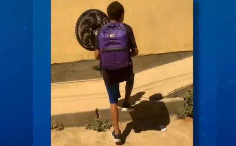 Menino leva ventilador para escola por causa do calor e viraliza