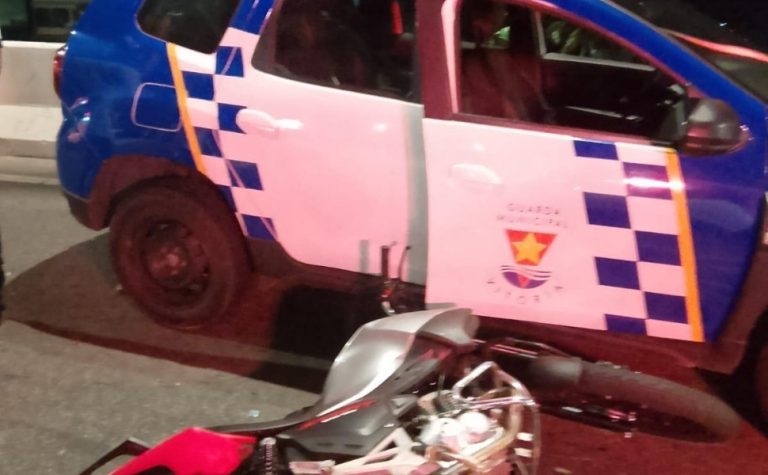 Motociclista avança sinais, invade contramão e colide com ônibus em Vitória