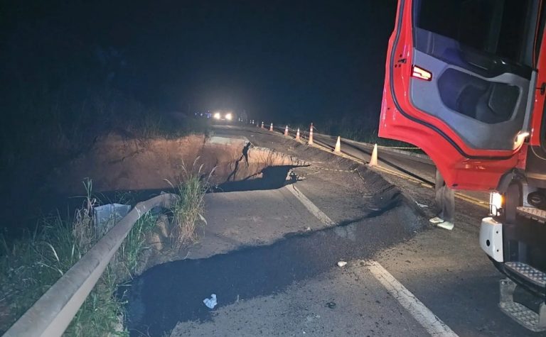Motociclista morre ao cair em cratera na BR-262 no ES