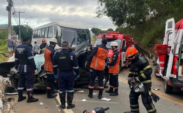 Adolescente fica preso às ferragens após acidente entre carro e ônibus no ES