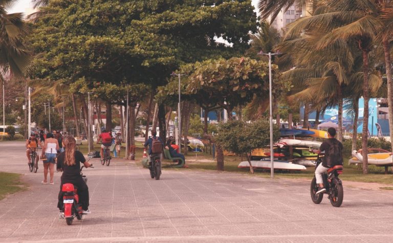 Motos elétricas barradas na ciclovia da Terceira Ponte