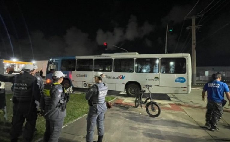 Mulher em bike elétrica morre atropelada por ônibus do Transcol na Serra