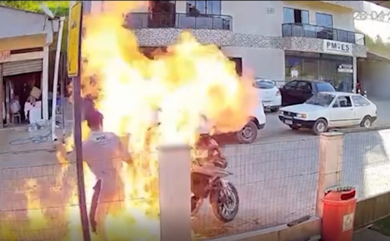 Mulher fica em estado grave após filho colocar fogo em moto na Região Serrana do ES