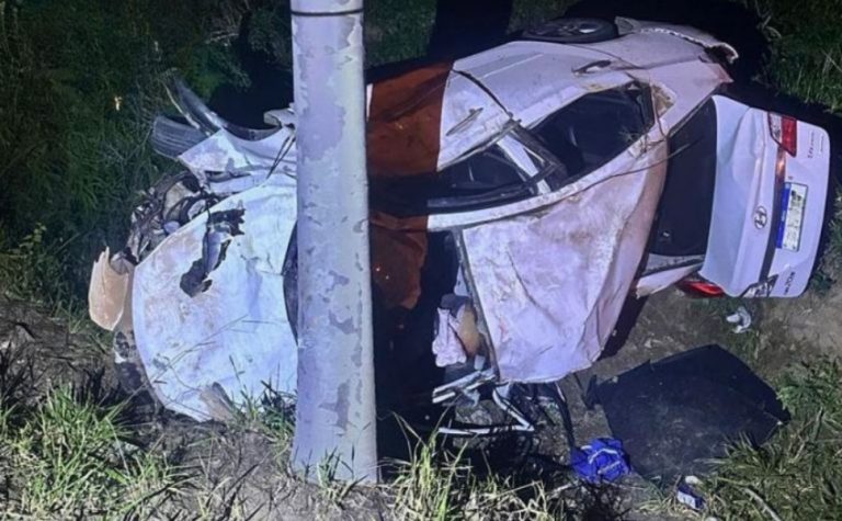Mulher morre e três ficam feridos após carro capotar na ES 164, em Baixo Guandu