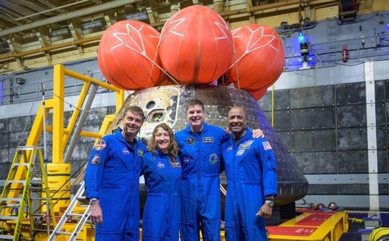 Nasa divulga foto de astronautas da Artemis ao lado de cápsula horas após pouso