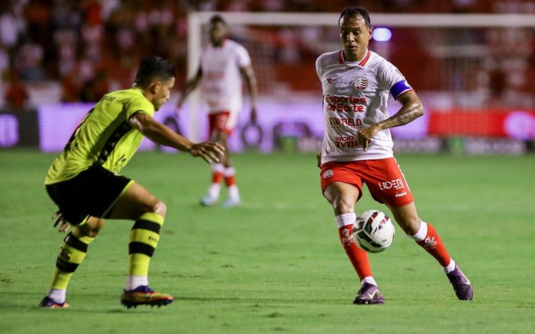Náutico perde pênalti, sofre goleada do São Bernardo e sai vaiado dos Aflitos