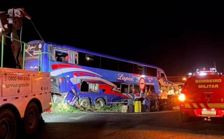 Ônibus bate em traseira de carreta e deixa dois mortos e 33 feridos em Minas Gerais