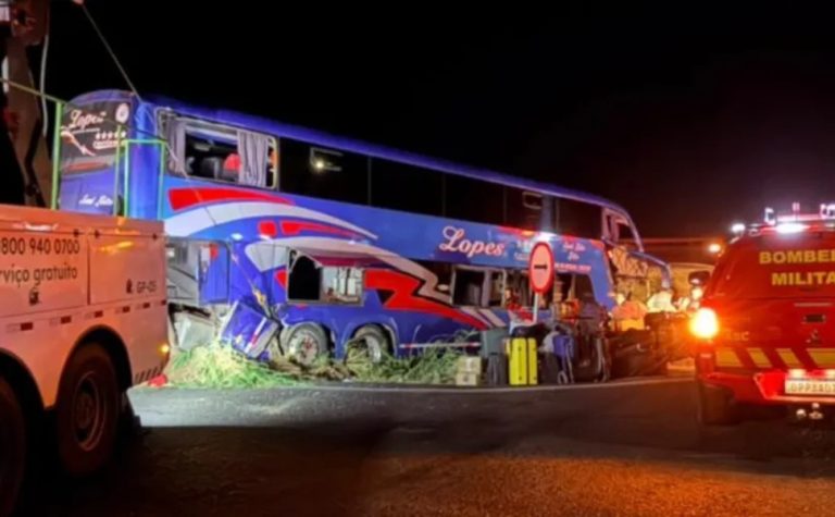 Ônibus com evangélicos bate em carreta e deixa 2 mortos e 20 feridos em MG