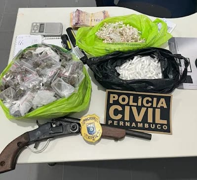 Operação policial desarticula ponto de tráfico e apreende drogas no Litoral Sul