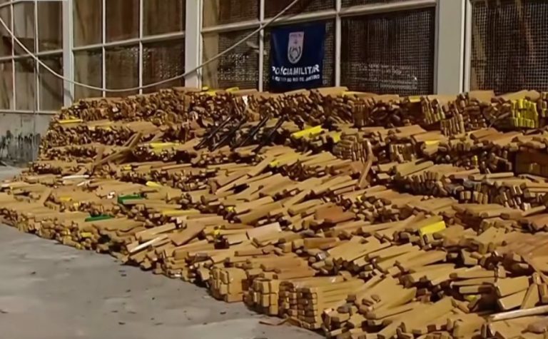 PM apreende 48 toneladas de maconha em bunker no Complexo da Maré, no Rio