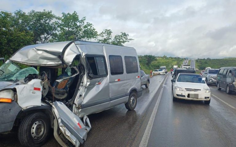 PRF alerta para risco de colisões traseiras nas rodovias durante o feriadão