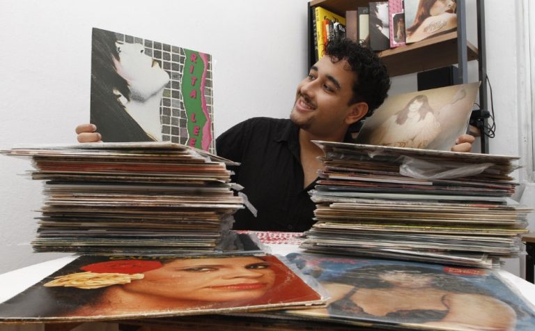 Paixão por discos de vinil transmitida de avó para neto