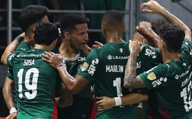 Palmeiras sofre, mas bate Sporting Cristal e conquista 1ª vitória na Libertadores