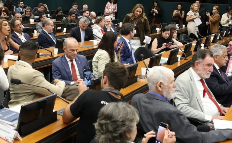Pedido de vista adia votação da PEC do fim da 6×1 na CCJ da Câmara