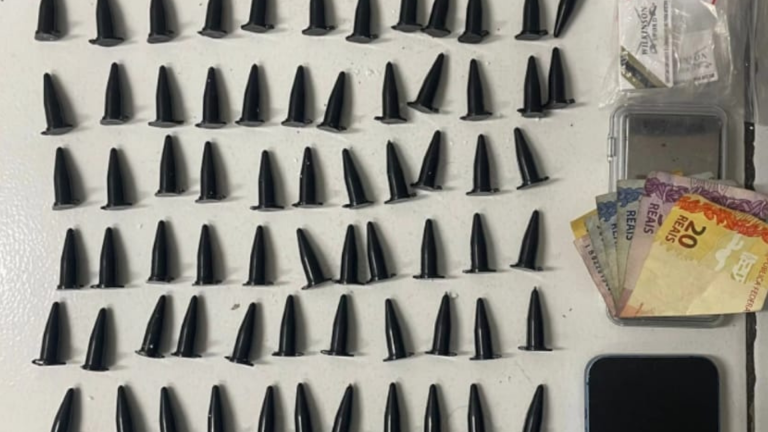 Polícia Militar apreende mais de 100 pinos de cocaína no Ibura