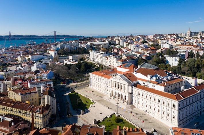Portugal aprova nova lei que restringe acesso à cidadania; entenda o que muda para brasileiros