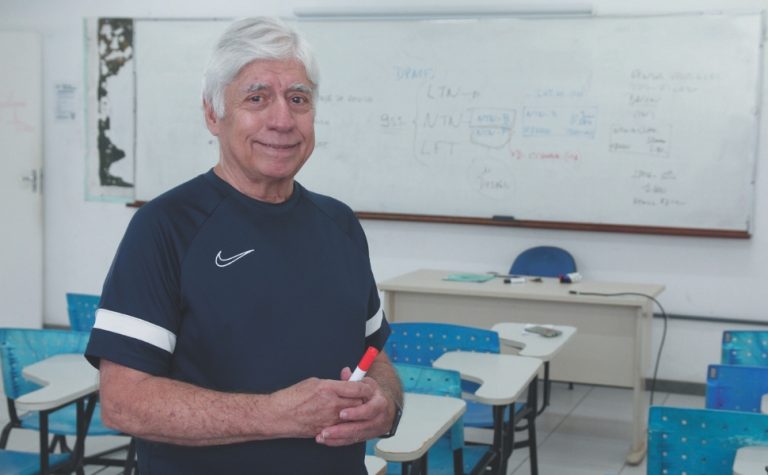 Professor de Economia há 50 anos dá dicas para os mais jovens