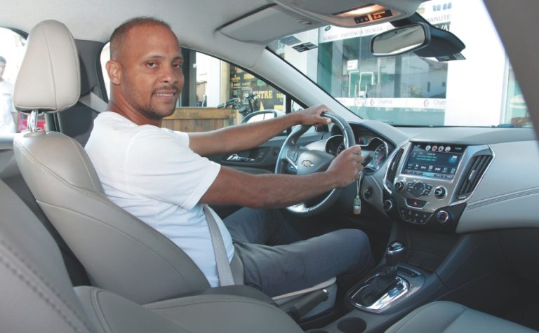 Projeto prevê carteira de motorista só para carro automático
