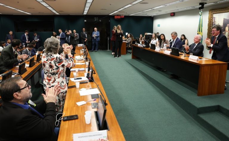Proposta que acaba com a escala 6 x 1 avança na Câmara dos Deputados