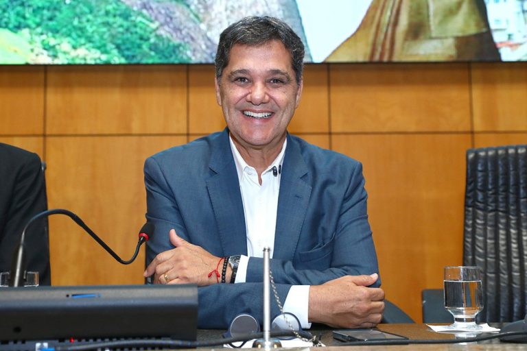 Ricardo: “Tenho relação cordial com Cris Samorini há anos”